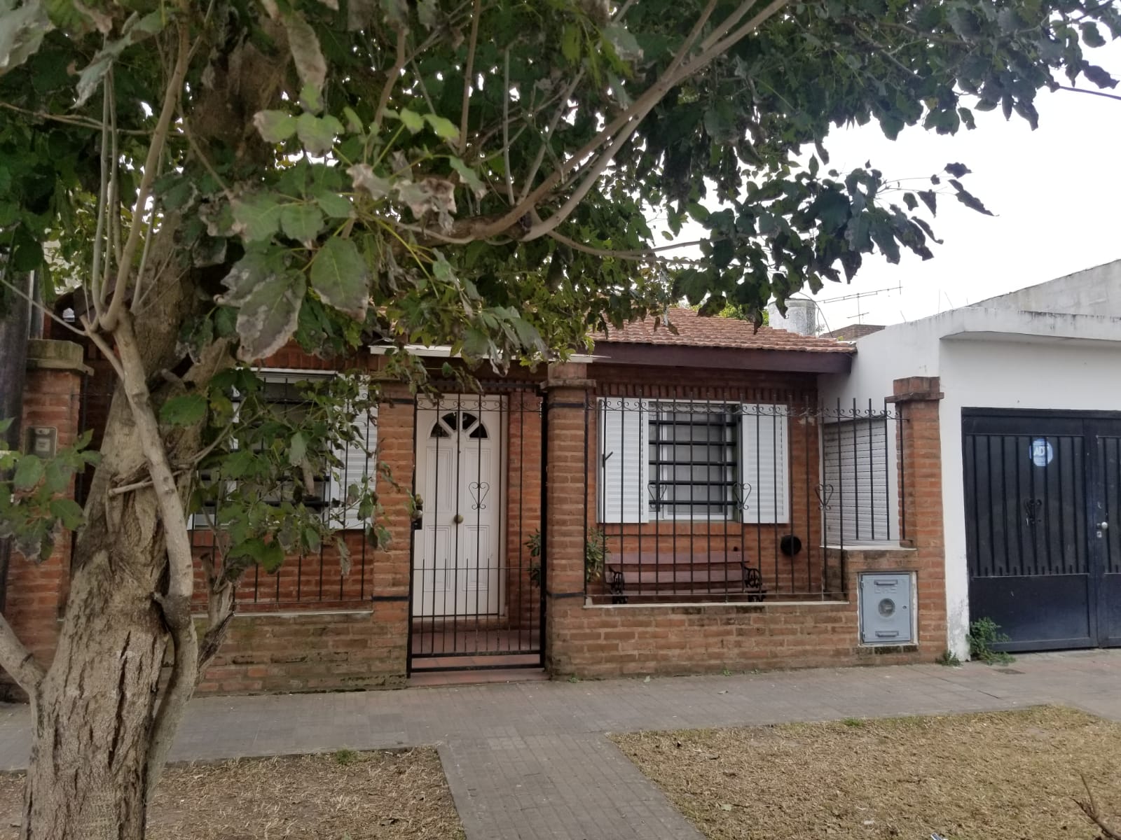 VENTA – Casa  Dos Dormitorios-Calle 15 e/ 521 y 522 – Tolosa- La Plata